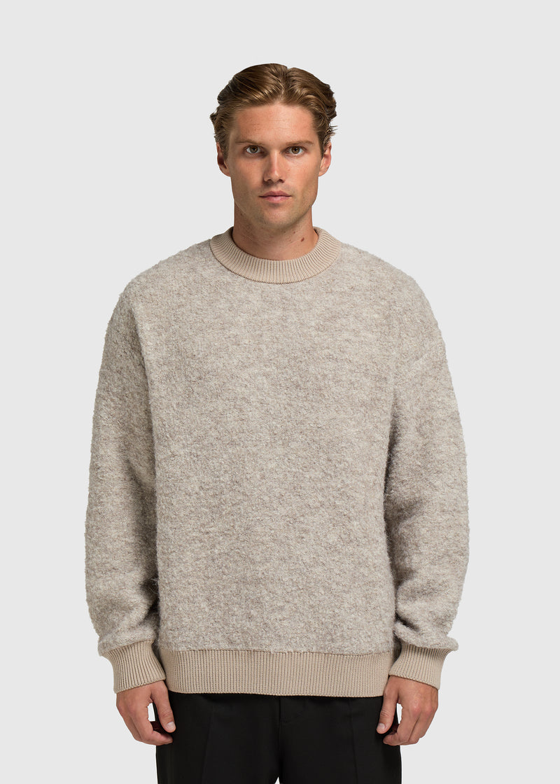 Bouclé-Strickpullover mit Rundhalsausschnitt – Dunkler Sand
