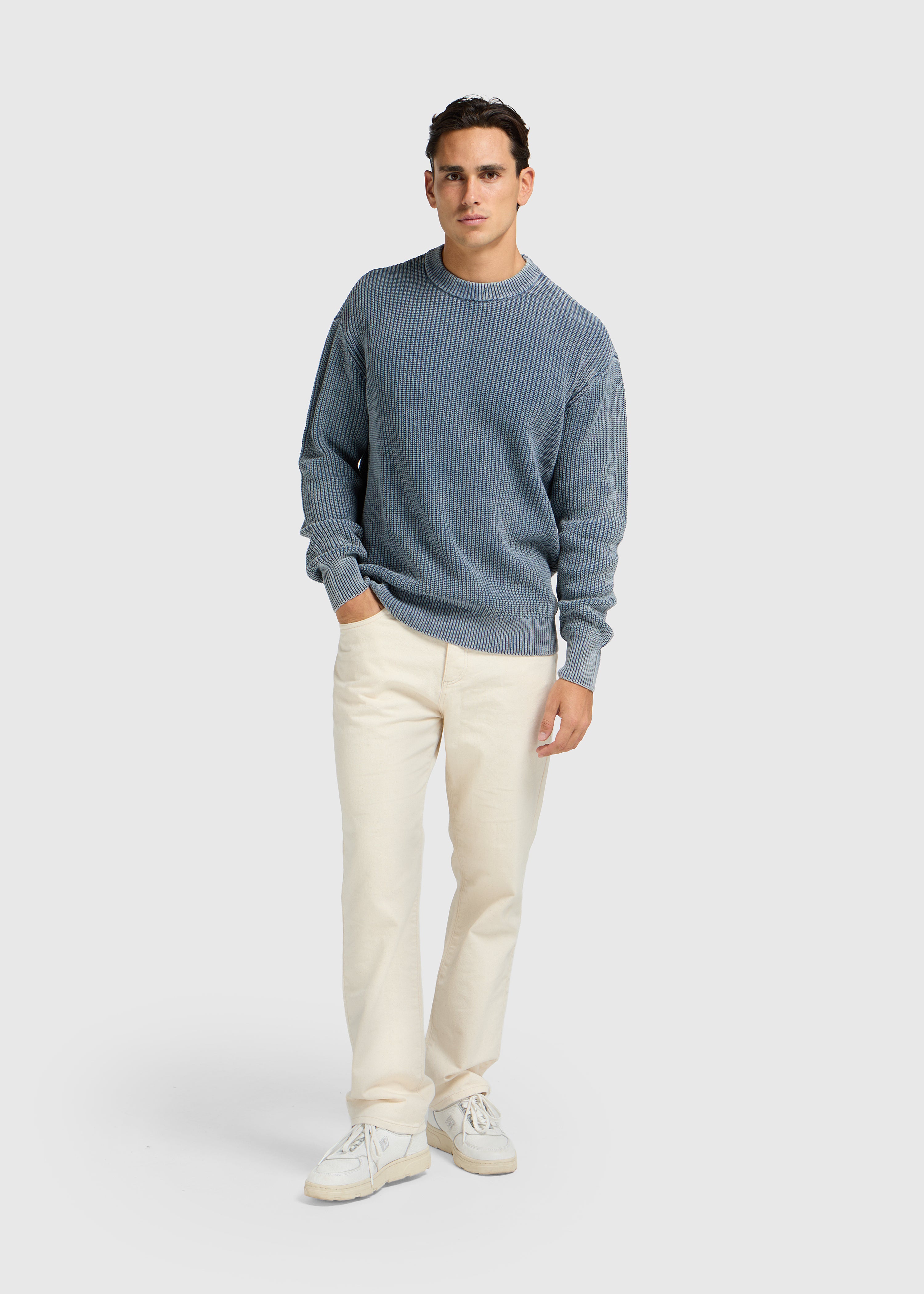 Verwaschener Strickpullover mit Rundhalsausschnitt – Steingrau