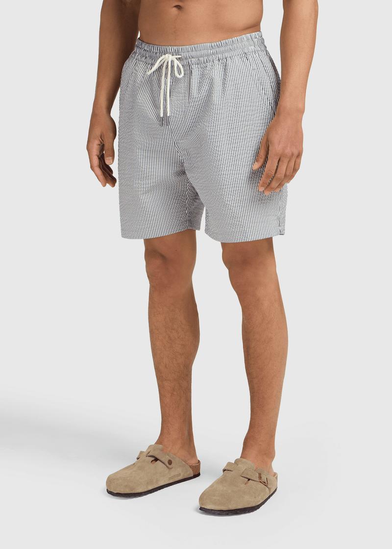 Gestreifte Seersucker-Badeshorts – Hellblau
