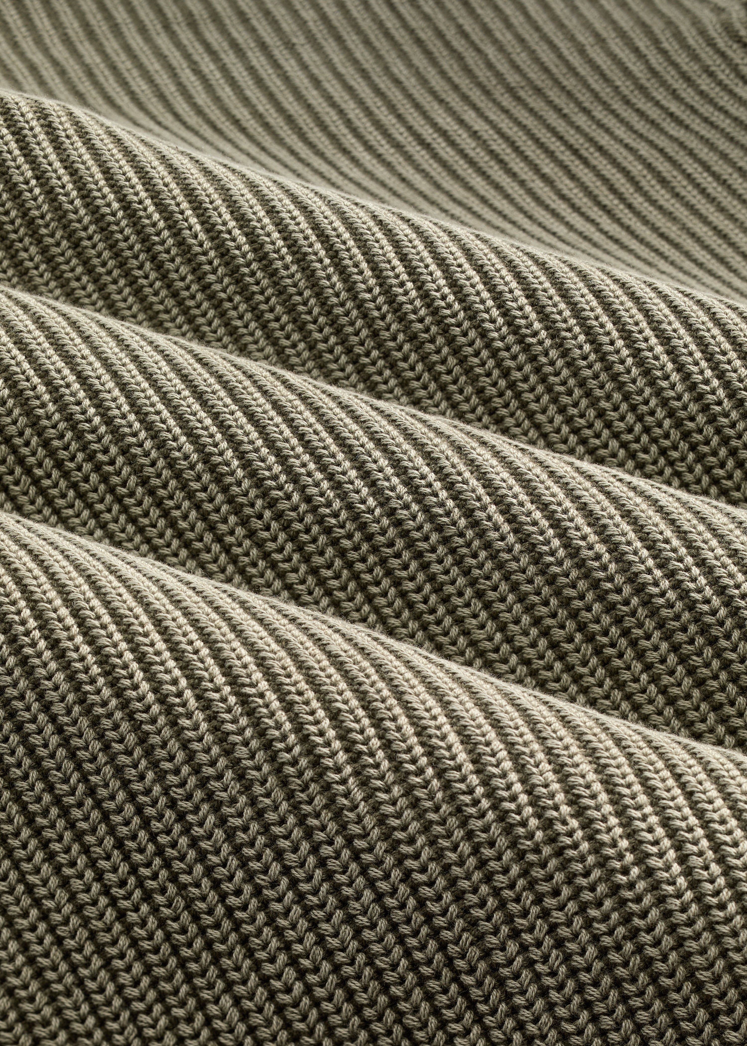 Gewaschener Strickpullover mit halbem Reißverschluss – Olivgrün