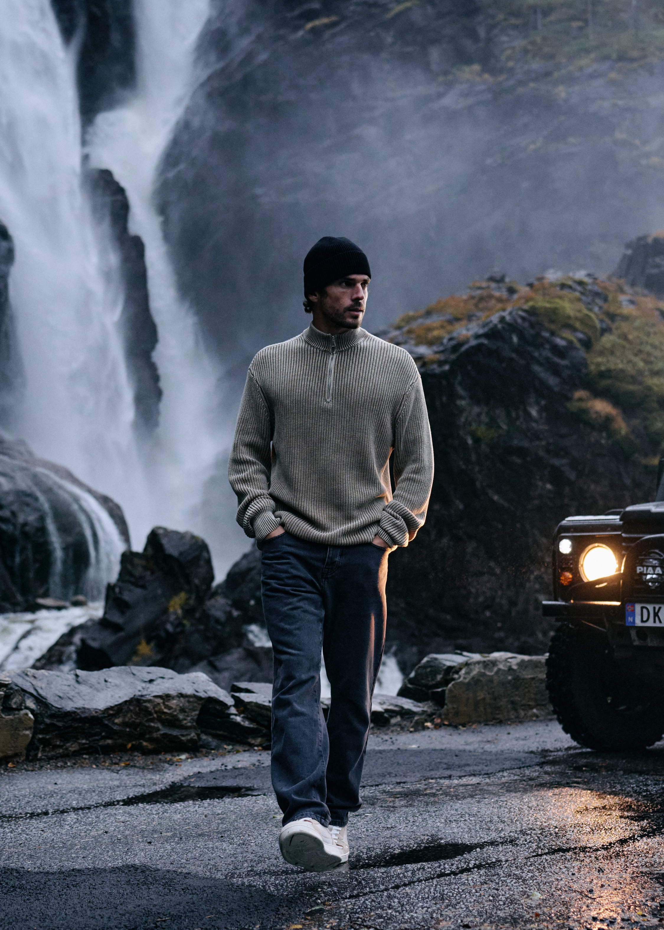 Gewaschener Strickpullover mit halbem Reißverschluss – Olivgrün