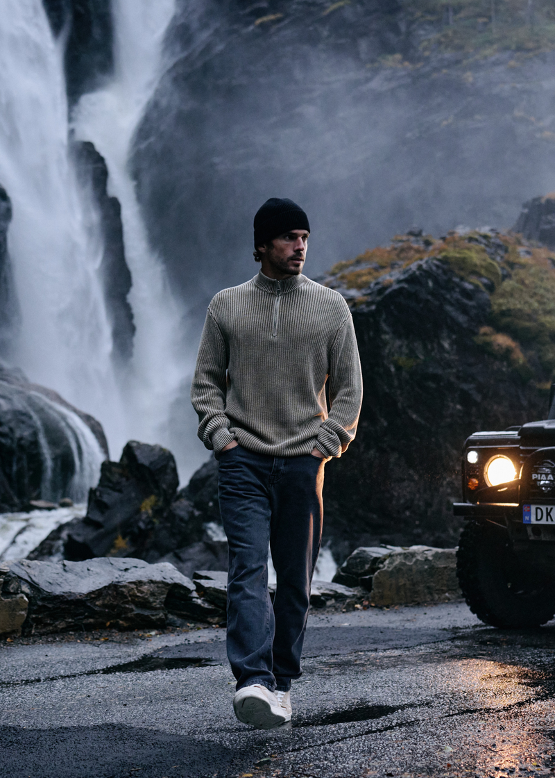 Gewaschener Strickpullover mit halbem Reißverschluss – Olivgrün