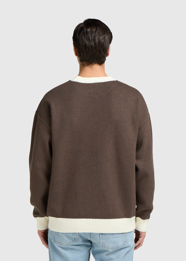 Kontrastfarbener Strickpullover mit Rundhalsausschnitt – Braun