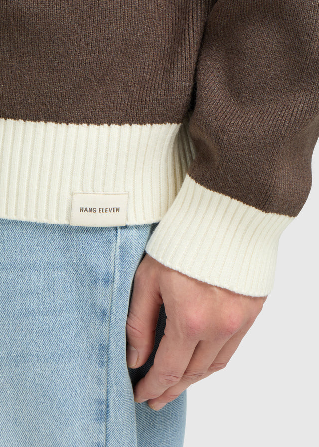 Kontrastfarbener Strickpullover mit Rundhalsausschnitt – Braun