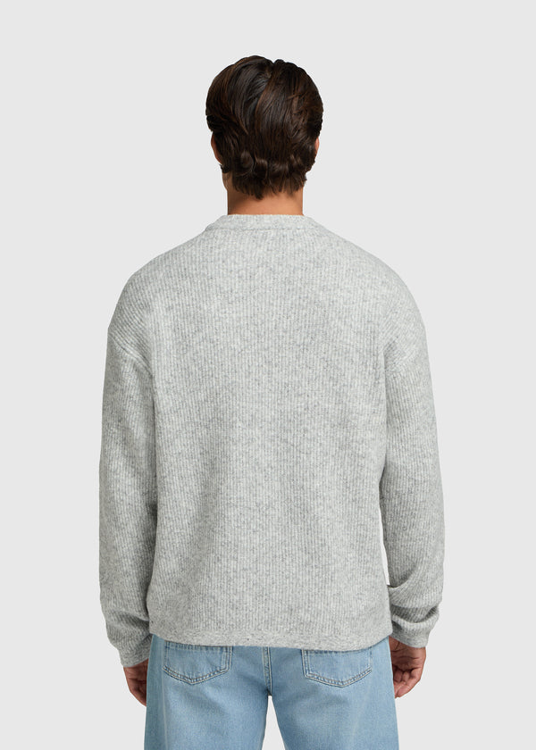 Entspannter Strickpullover mit Rundhalsausschnitt – Grau meliert