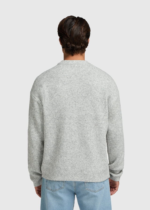 Entspannter Strickpullover mit Rundhalsausschnitt – Grau meliert
