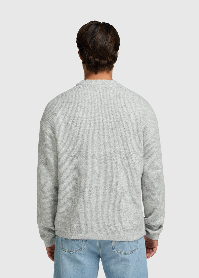 Entspannter Strickpullover mit Rundhalsausschnitt – Grau meliert