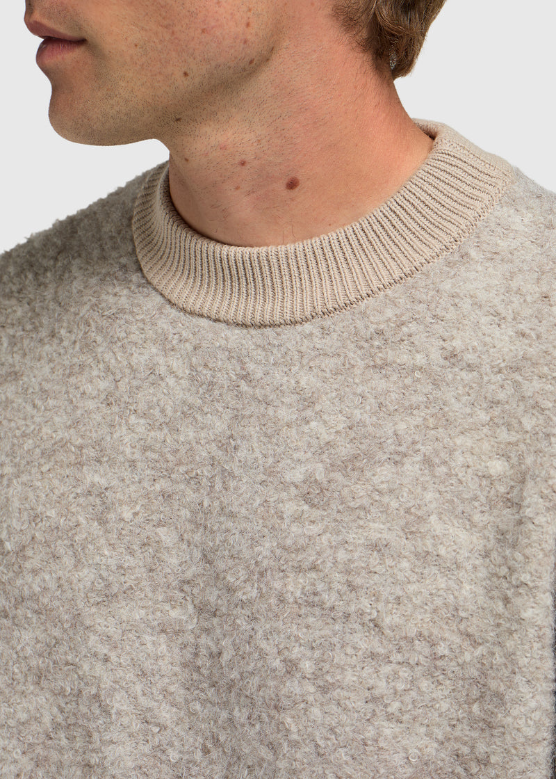 Bouclé-Strickpullover mit Rundhalsausschnitt – Dunkler Sand