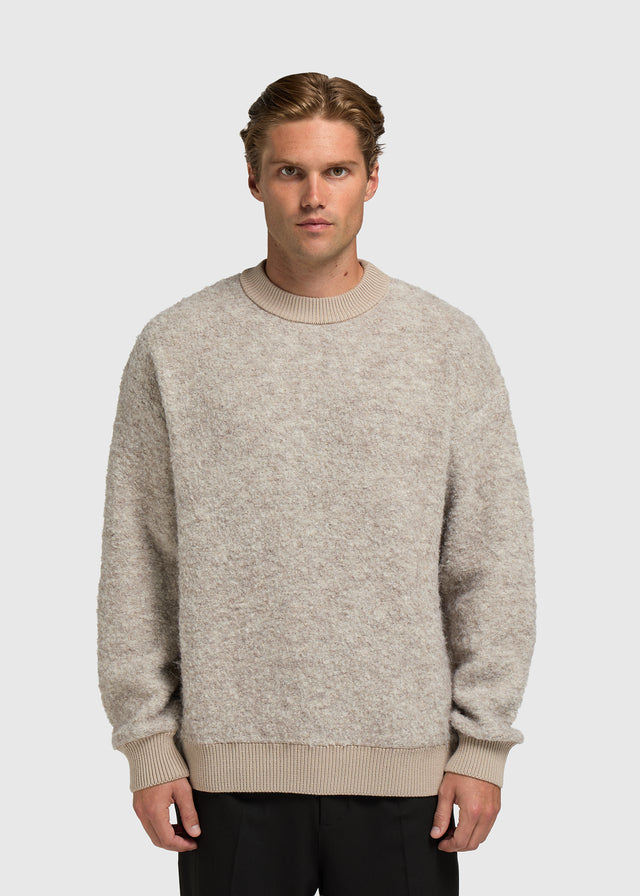 Bouclé-Strickpullover mit Rundhalsausschnitt – Dunkler Sand
